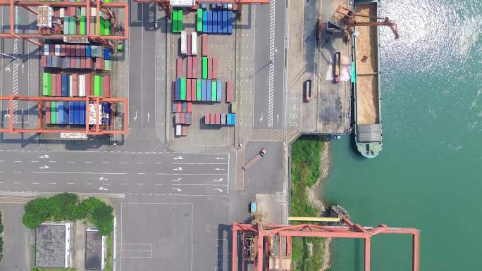 航拍宜宾港集装箱码头