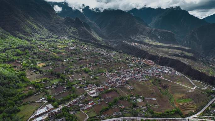 云南怒江山坡民居村庄