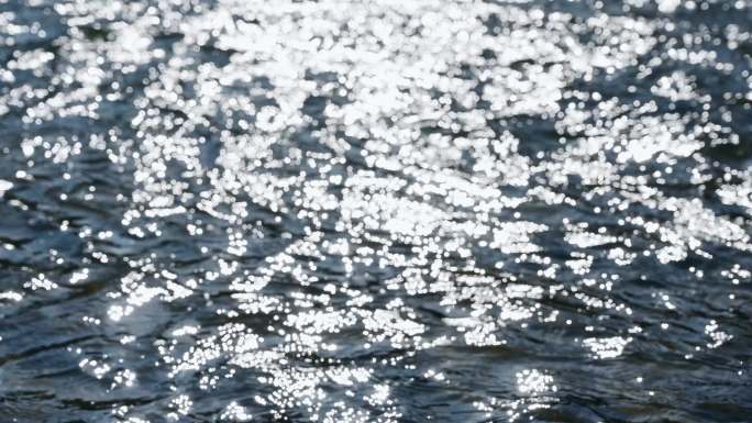 阳光下唯美的波光粼粼的水面光斑虚焦镜头