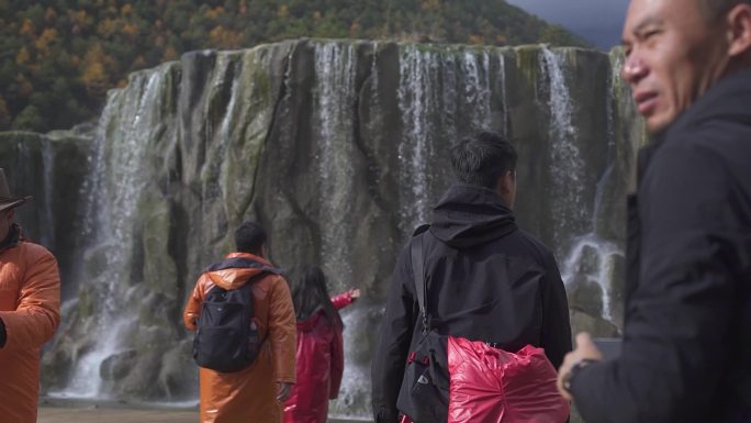 瀑布下自拍 旅游经济 旅游复苏