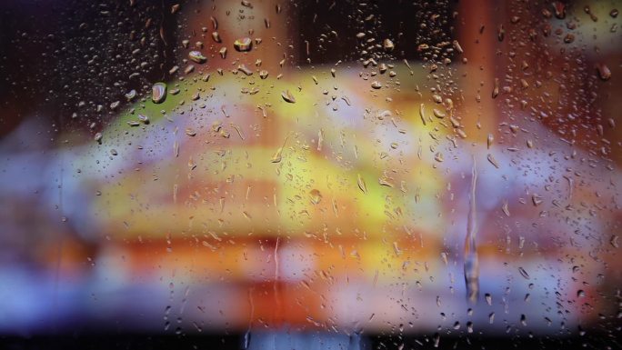 雨天 玻璃 水滴流淌 城市夜景