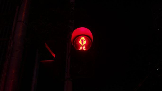 夜晚人行道红绿灯