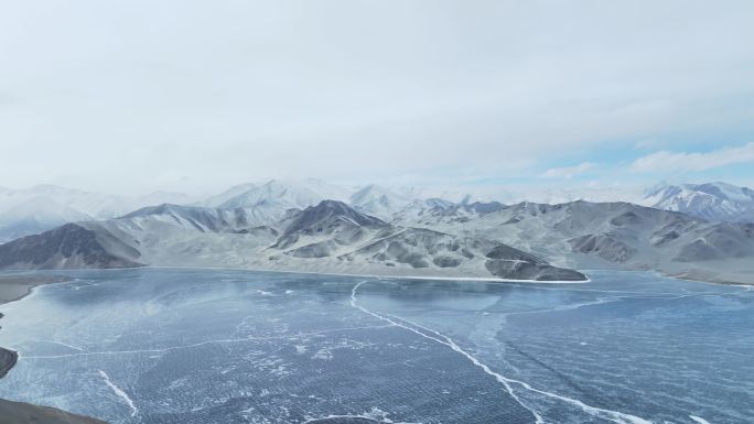 新疆喀什帕米尔高原白沙湖冰封湖面景观