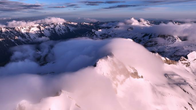 川西绝美雪山云霞