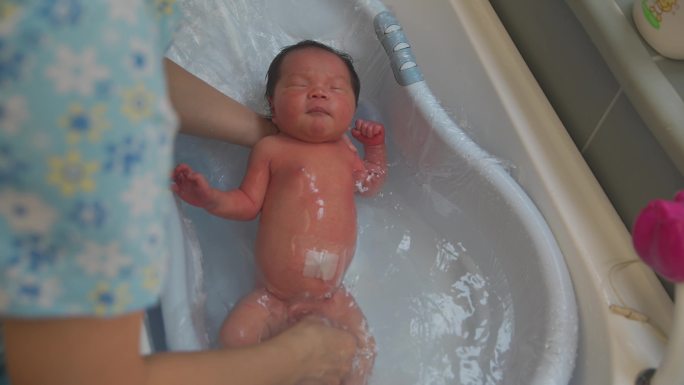 【4k原创】新生儿洗澡
