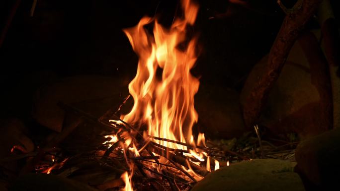 户外燃烧的篝火