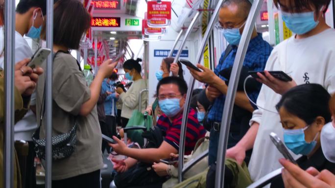 城市乘坐地铁玩手机的年轻人40