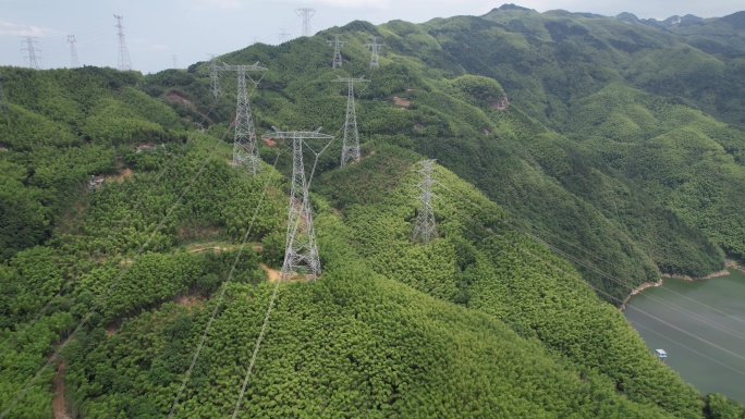 4k大山上的高压电塔