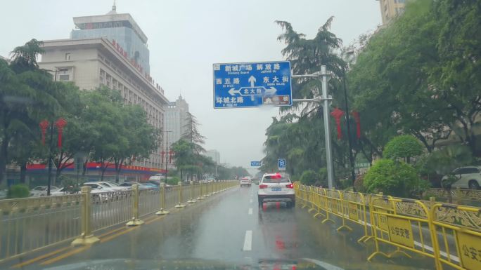 路面雨水天气刹车灯 雨季雨天汽车