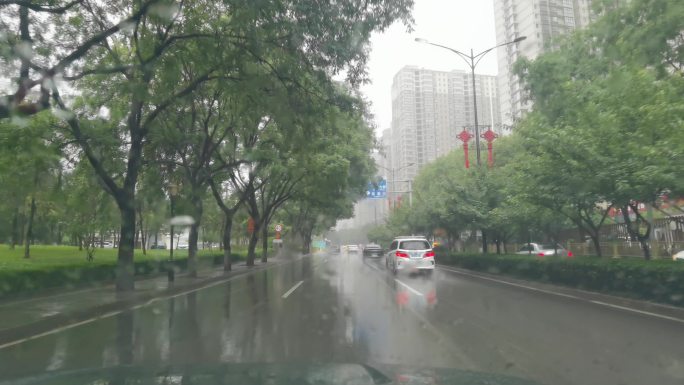 雨天行驶汽车车窗外雨刷器车辆大雨天行车
