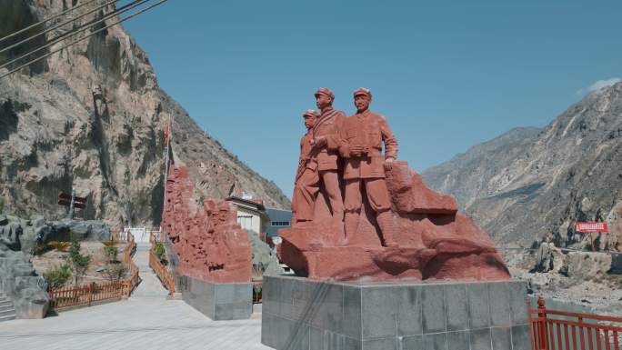 云南旅游香格里拉金沙江贺龙桥红军雕塑