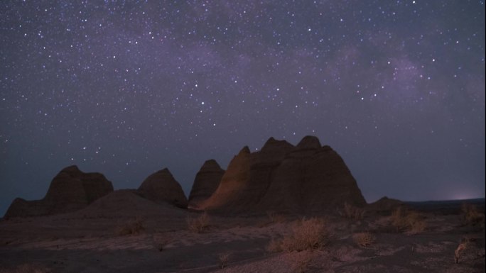 沙漠上的奇山火星山星空延时摄影短视频素材