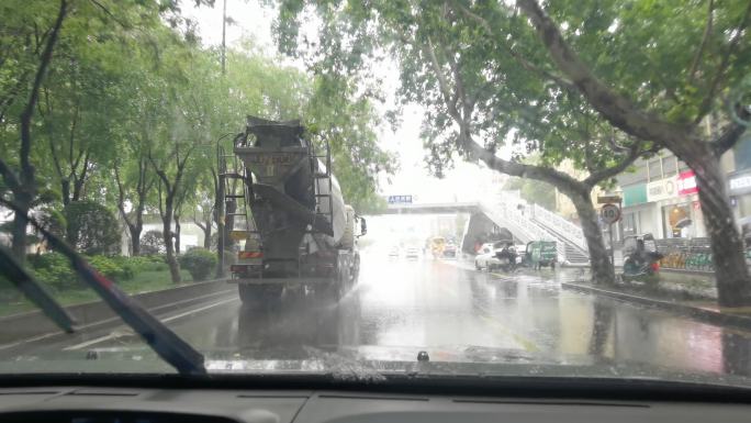 雨中 开车 行驶车道 西安积水路面