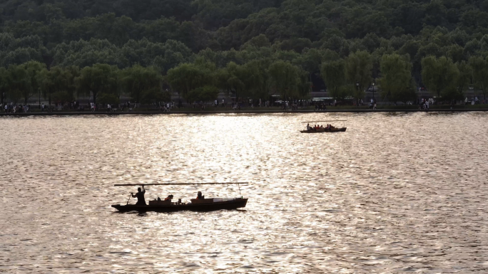 日落波光粼粼杭州西湖上的小船
