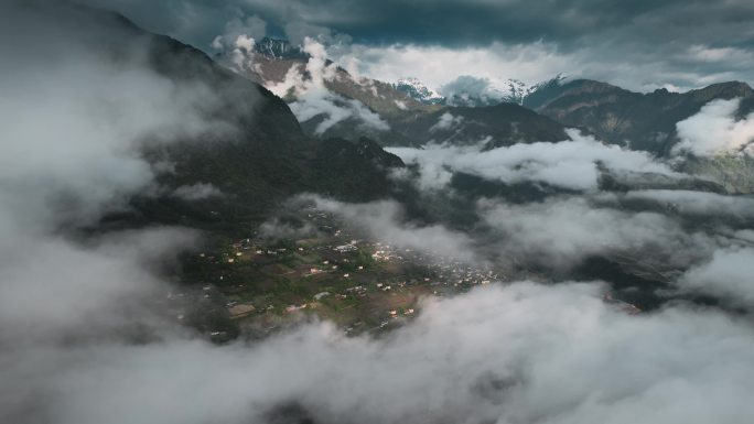 云南风光云层下的怒江大峡谷丙中洛
