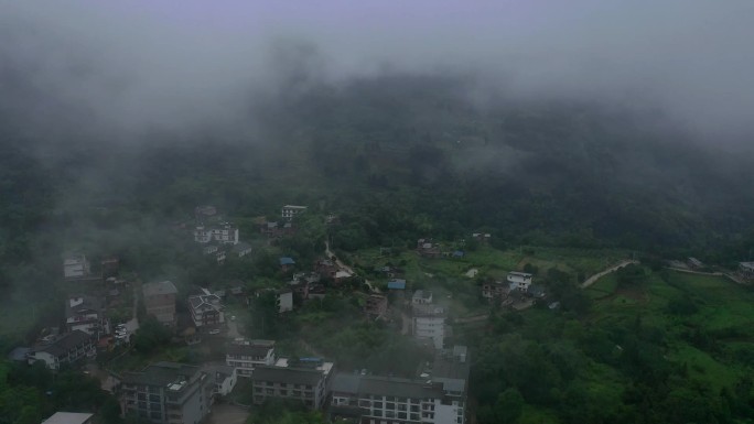 航拍烟笼雾绕的桂林小山村