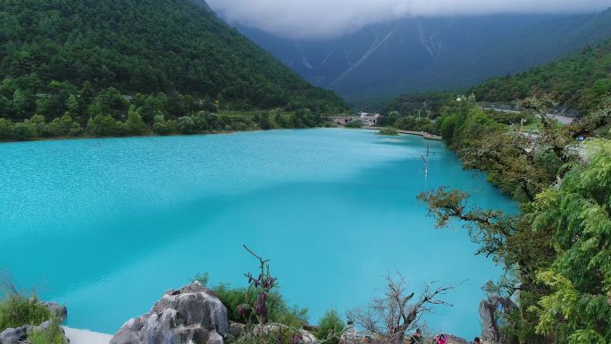 丽江 航拍 瀑布 湖水  风景 蓝色湖水