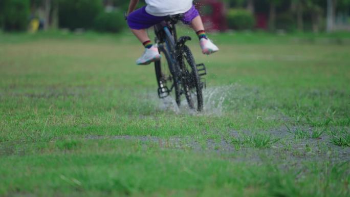 幸福生活 小孩子骑自行车在公园里玩耍