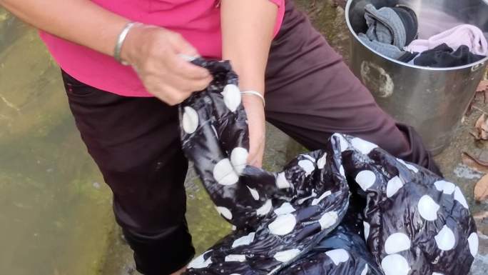 小溪边洗衣服的女人 手洗衣服视频素材