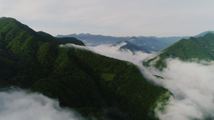 陕西镇坪山川云雾航拍