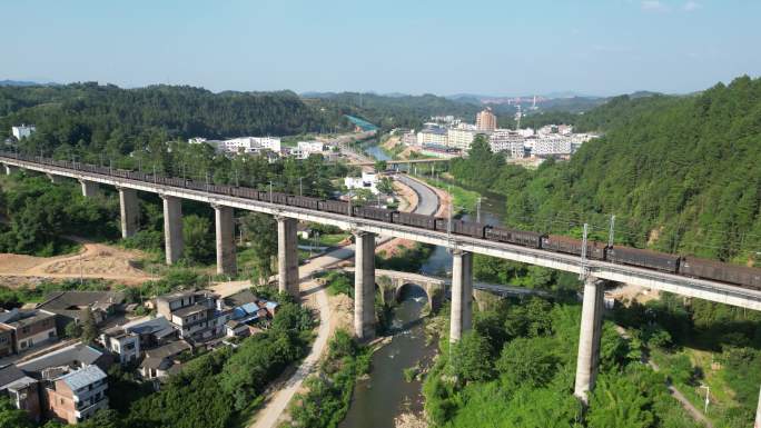 火车经过桥梁  中欧班列货运列车