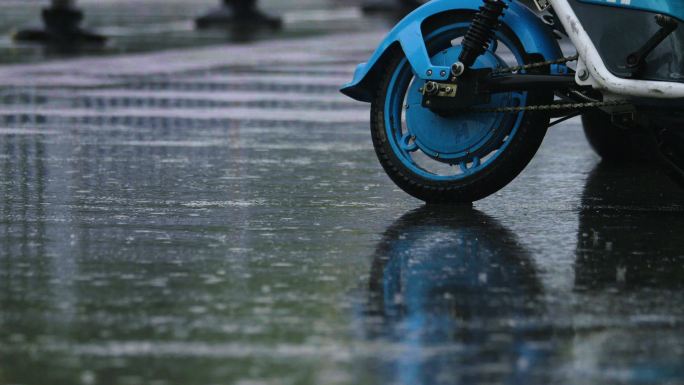 雨中的共享单车