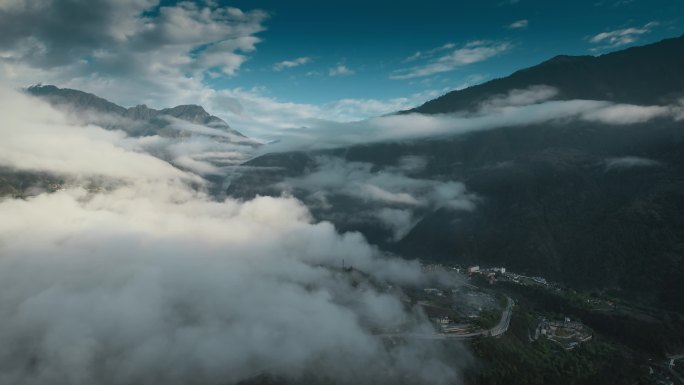 云南风光云层下的村庄群山