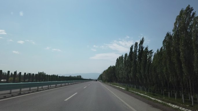 行驶在新疆伊犁吉尔格郞乡镇公路之上