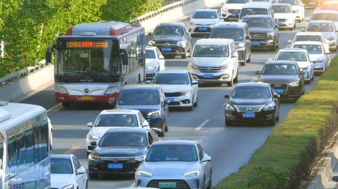 城市 汽车 道路交通 车流 车辆 夜晚