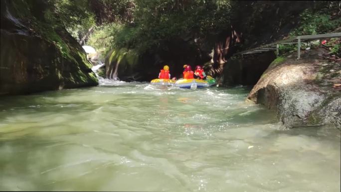 平江县沱龙峡漂流夏季刺激水上项目第一视角