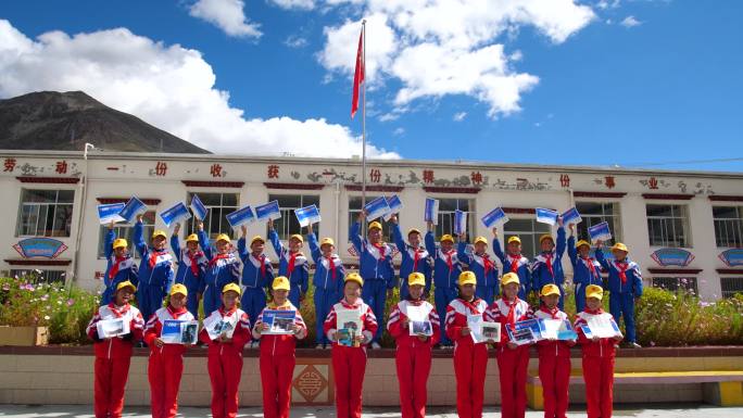 学生 奔跑 手牵手 小学 学校 操场 跑