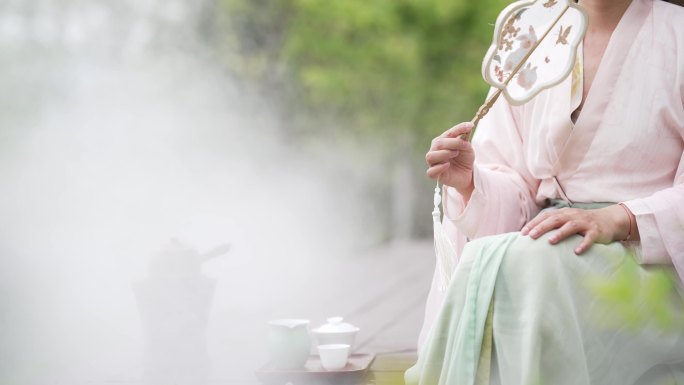 宋代美女在竹林茶亭外喝茶