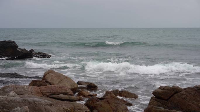 岩石与海浪
