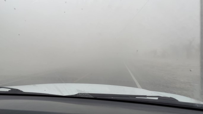 车辆行驶遭遇沙尘暴