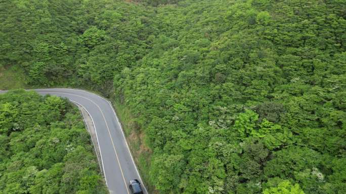 4K乡村农村山村自然风光车辆在山路行走