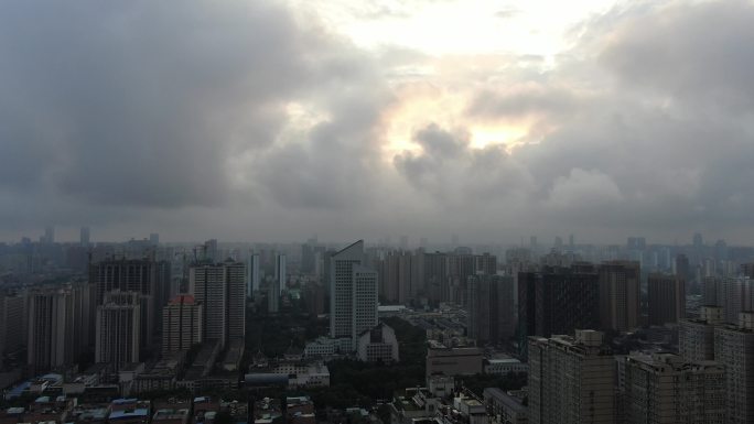 大雨中的马路 下大雨 大雨 暴雨