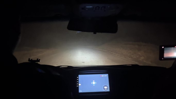 夜晚车辆行驶遭遇沙尘暴