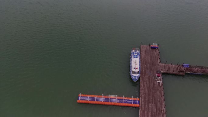 【4K】水边平台靠岸快艇游船航拍
