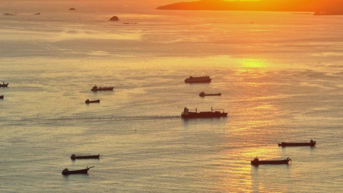 日出时分福建厦门湾海面上出港的货轮