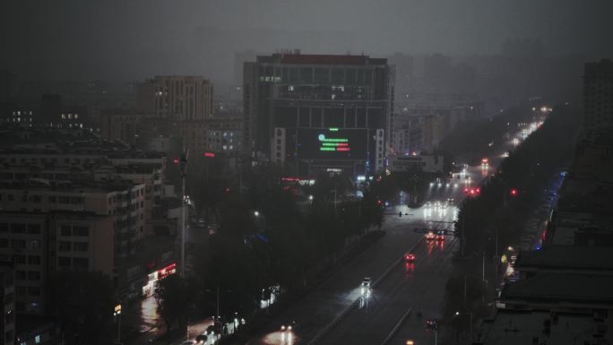 暴风雨中的车流小城