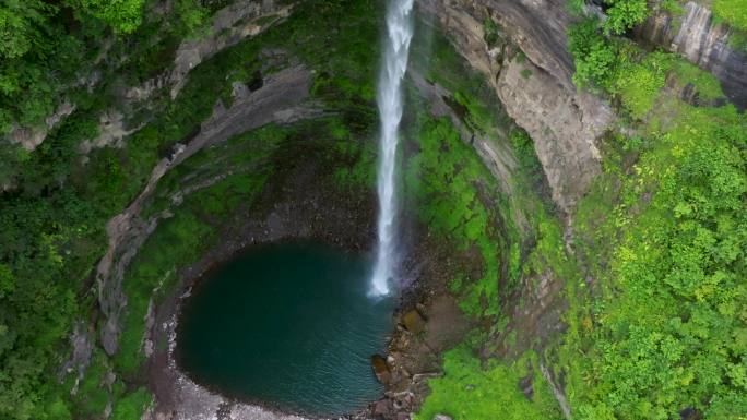 唯美神奇大自然景观高岩瀑布小溪飞流航拍