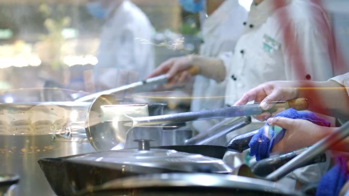 【4K】饭店热火朝天做菜一排厨师视频素材