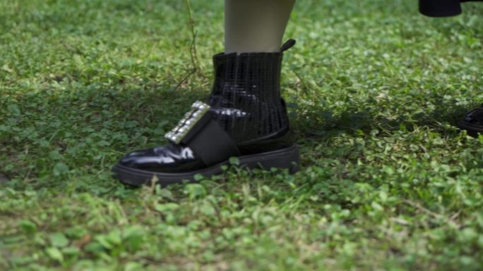 慢镜头  特写  黑色皮鞋走在草地
