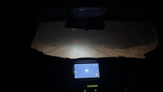 夜晚车辆行驶遭遇沙尘暴