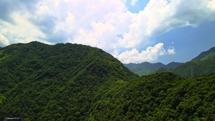 蓝天白云山谷户外风景