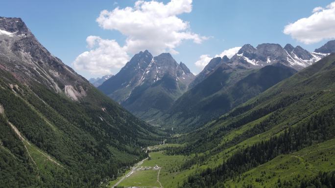 四姑娘山拍远处雪山山峰