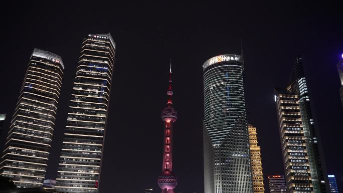 夜间写字楼加班窗户玻璃外墙亮灯城市上班族