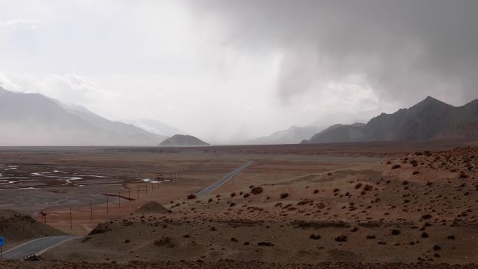 三江源河谷暴风雨前兆