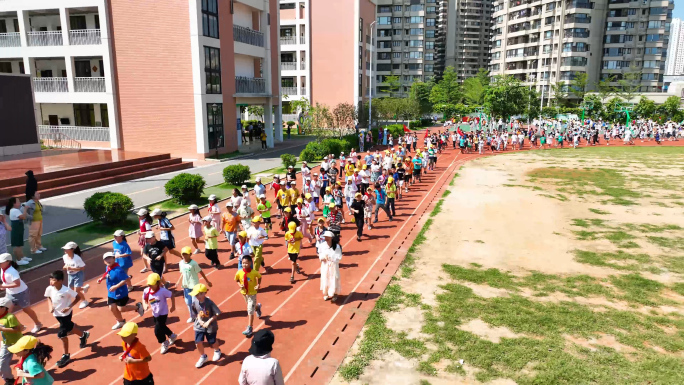 操场 学生跑操 跑步