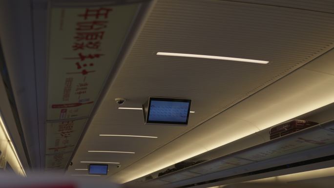 高铁车厢的电视屏幕
